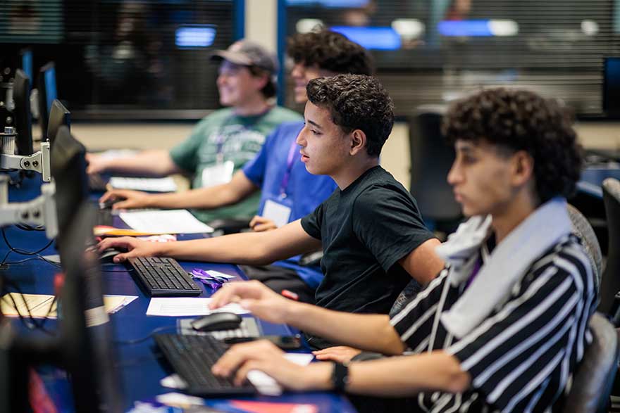 A line of students work on computers in a lab at MSU Denver.