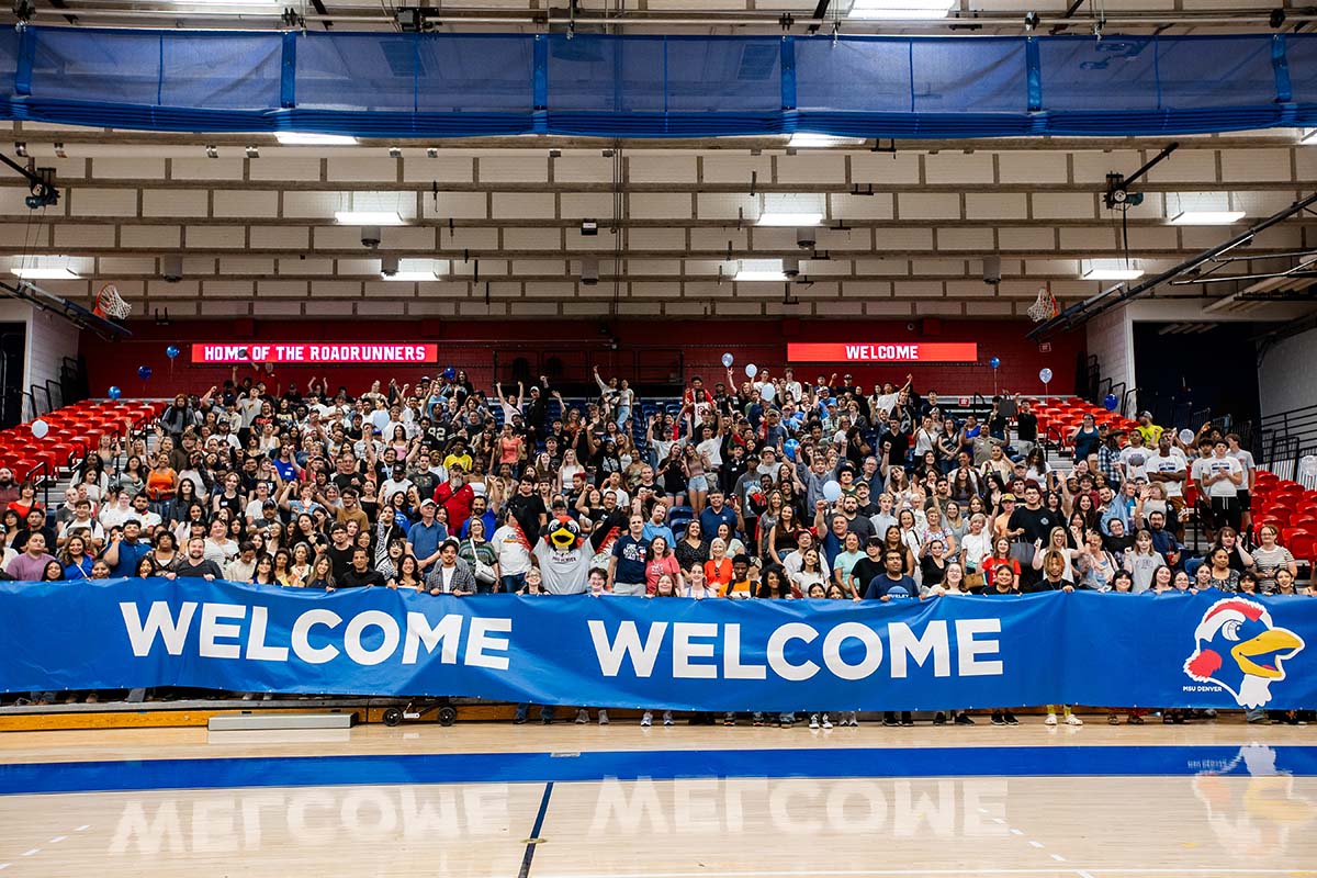 A group photo in the gymnasium at convocation