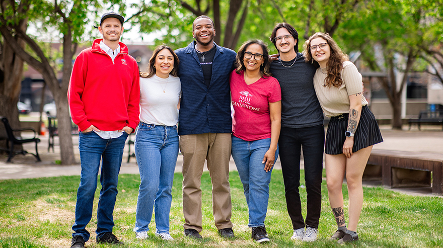 A group of MSU Denver students gather outside